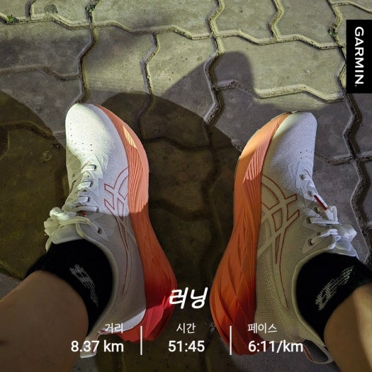 아식스 런닝화 노바블라스트 4 화이트 문락 1011B693-103 photo review