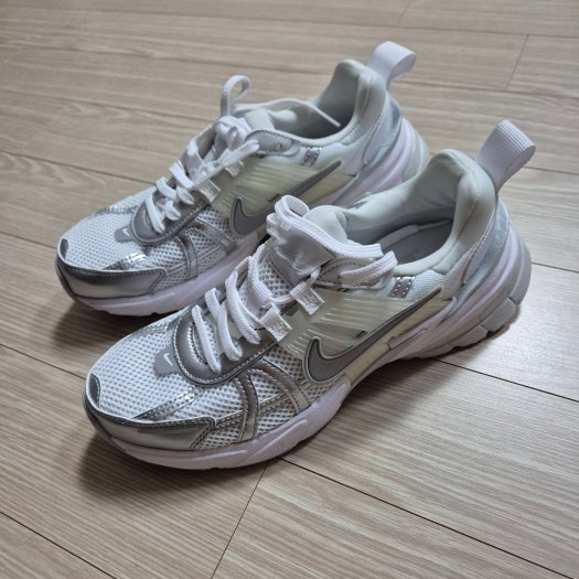 나이키 V2K 런 화이트 메탈릭 실버 런닝화 조깅화 FD0736-104 photo review