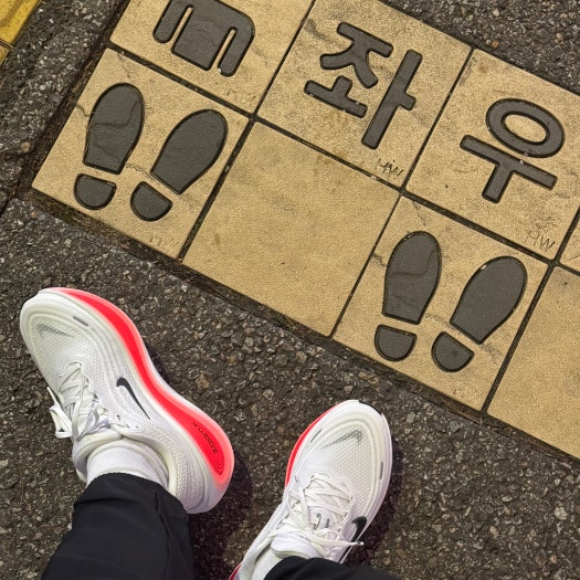 나이키 줌 보메로 플러스 러닝화 남성런닝화 화이트 레드 HV8150-100 photo review