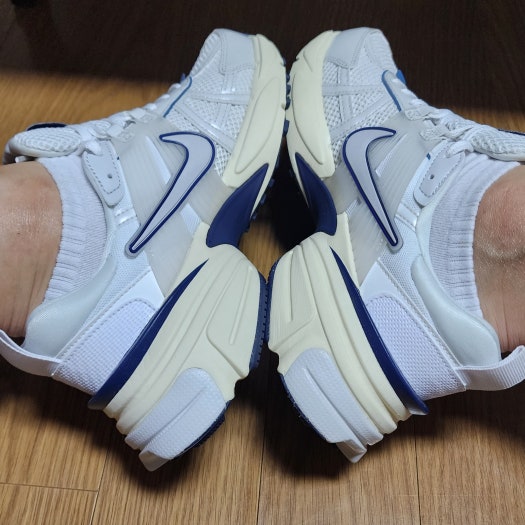 나이키 V2K 런 화이트 포톤 더스트 photo review