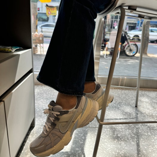 나이키 V2K 런 라이트 본 메탈릭 플래티넘 photo review