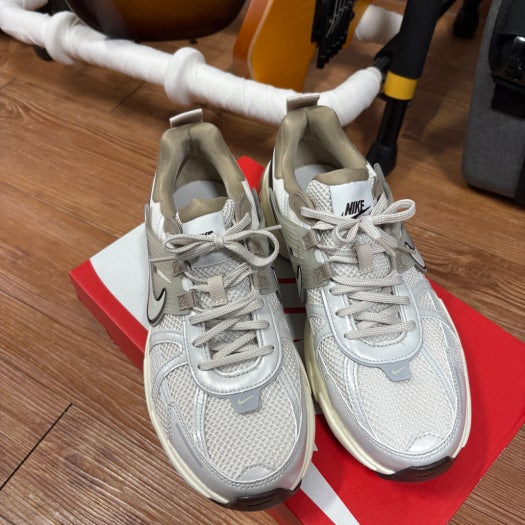 나이키 V2K 런 라이트 오어우드 브라운 카키 photo review