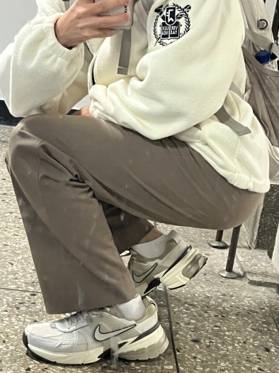 나이키 V2K 런 라이트 오어우드 브라운 카키 photo review