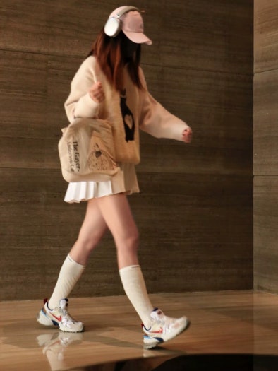 나이키 V2K 런 메탈릭 실버 짐 레드 photo review