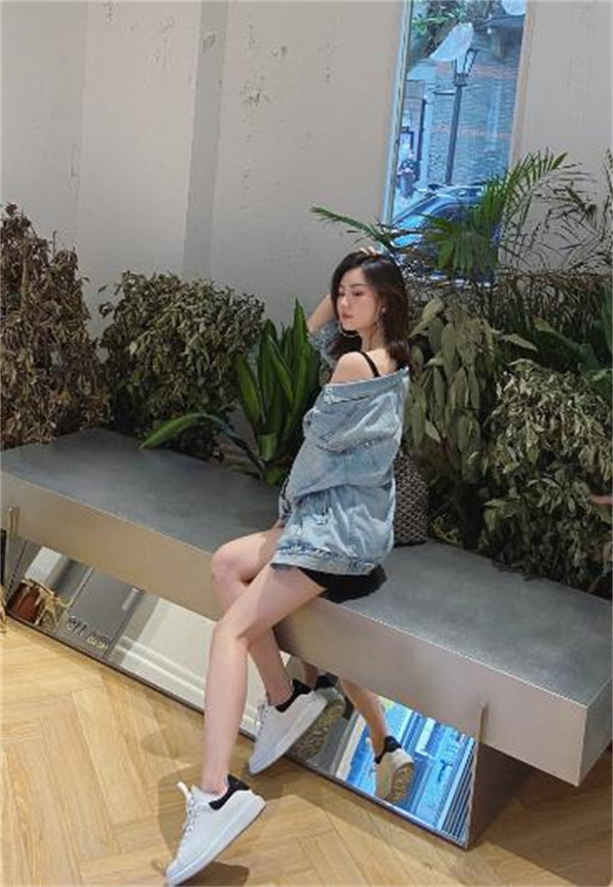 알렉산더 맥퀸 오버사이즈드 스니커즈 화이트 블랙 553680WHGP59061 photo review