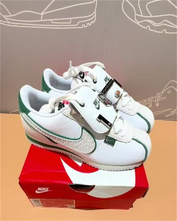 나이키 코르테즈 올 페탈 유나이티드 화이트 퍼 FQ0259-110 photo review