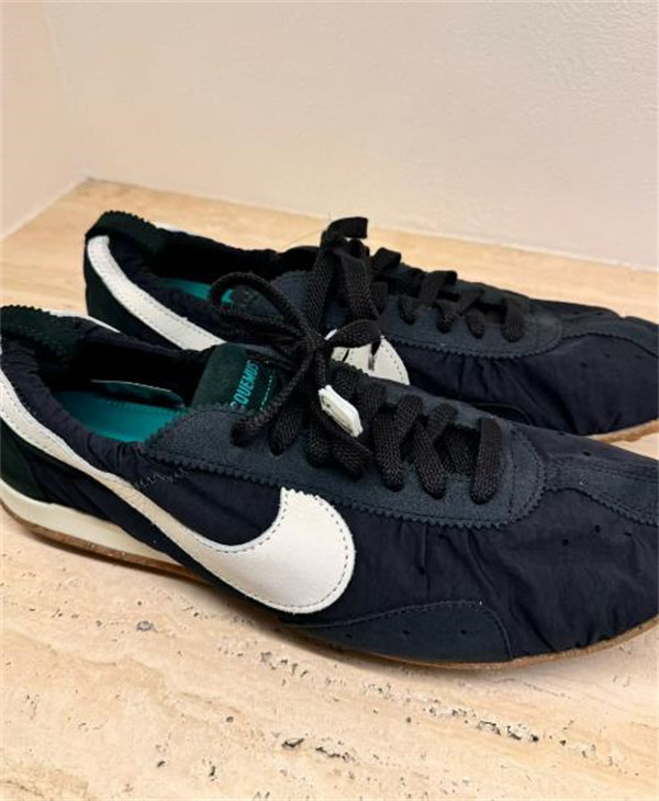 [LISA 최애 아이템] Nike Moon Shoe x Jacquemus 부드러운 착화감 로우탑 데일리 스니커즈 남녀공용 / 블랙 컬러 H688-1 (HV8547-001) photo review