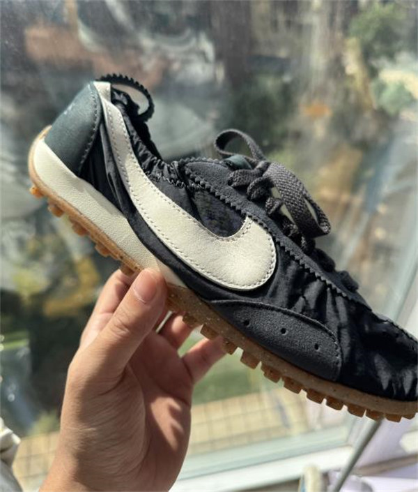 [LISA 최애 아이템] Nike Moon Shoe x Jacquemus 부드러운 착화감 로우탑 데일리 스니커즈 남녀공용 / 블랙 컬러 H688-1 (HV8547-001) photo review