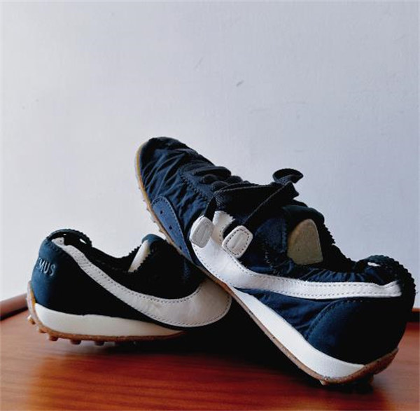 [LISA 최애 아이템] Nike Moon Shoe x Jacquemus 부드러운 착화감 로우탑 데일리 스니커즈 남녀공용 / 블랙 컬러 H688-1 (HV8547-001) photo review