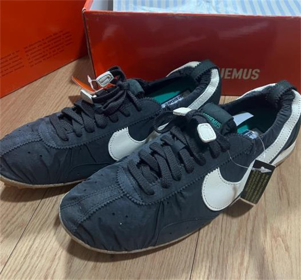 [LISA 최애 아이템] Nike Moon Shoe x Jacquemus 부드러운 착화감 로우탑 데일리 스니커즈 남녀공용 / 블랙 컬러 H688-1 (HV8547-001) photo review