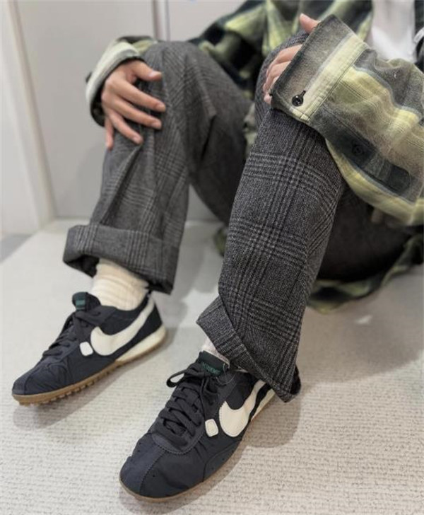 [LISA 최애 아이템] Nike Moon Shoe x Jacquemus 부드러운 착화감 로우탑 데일리 스니커즈 남녀공용 / 블랙 컬러 H688-1 (HV8547-001) photo review