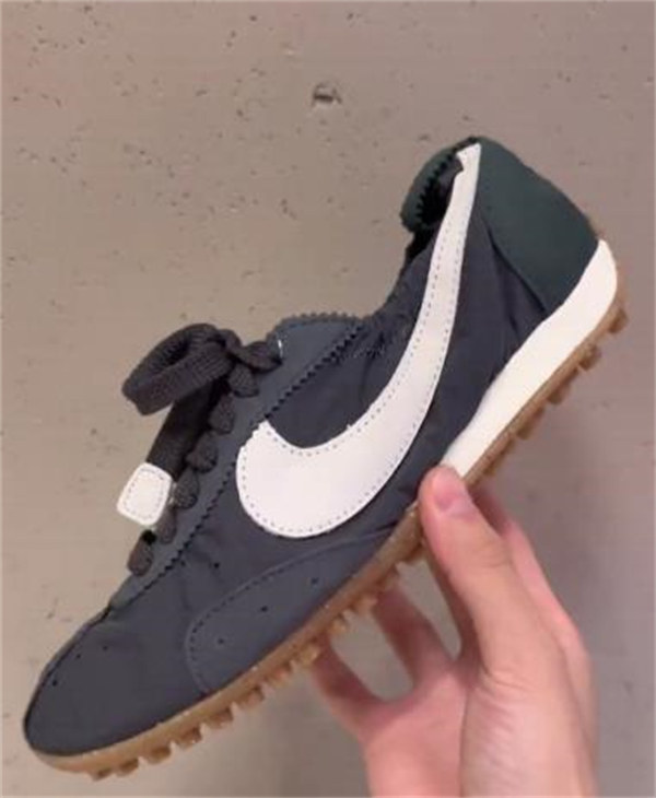 [LISA 최애 아이템] Nike Moon Shoe x Jacquemus 부드러운 착화감 로우탑 데일리 스니커즈 남녀공용 / 블랙 컬러 H688-1 (HV8547-001) photo review