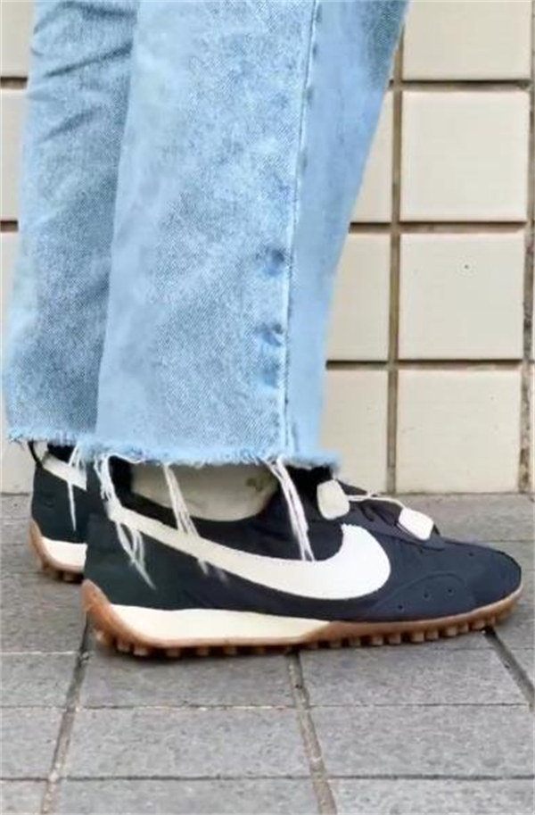 [LISA 최애 아이템] Nike Moon Shoe x Jacquemus 부드러운 착화감 로우탑 데일리 스니커즈 남녀공용 / 블랙 컬러 H688-1 (HV8547-001) photo review