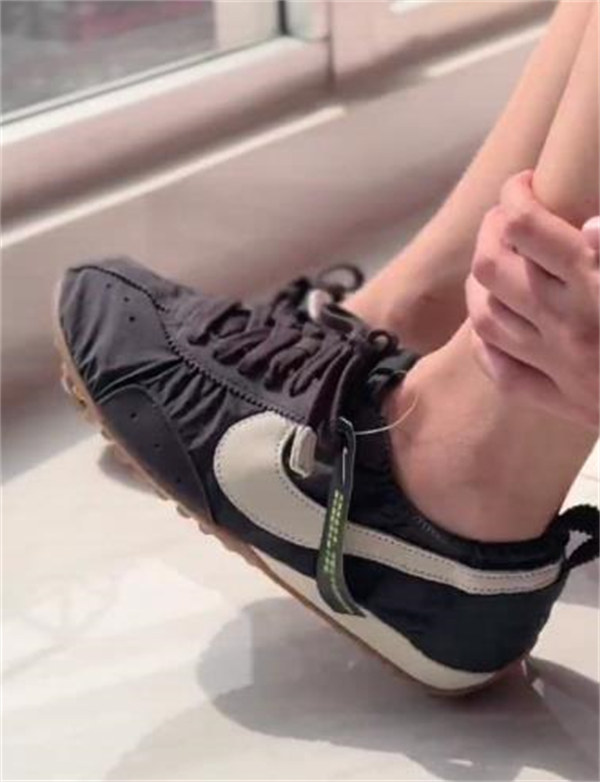 [LISA 최애 아이템] Nike Moon Shoe x Jacquemus 부드러운 착화감 로우탑 데일리 스니커즈 남녀공용 / 블랙 컬러 H688-1 (HV8547-001) photo review