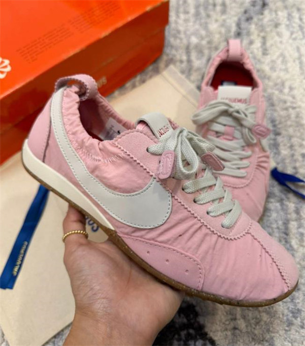 [LISA 최애 아이템] Jacquemus x Nike 문 슈즈 SP 편안한 착화감 · 경량 데일리 스니커즈 여성용 / 핑크 컬러 H688-4 (HV8547-601) photo review