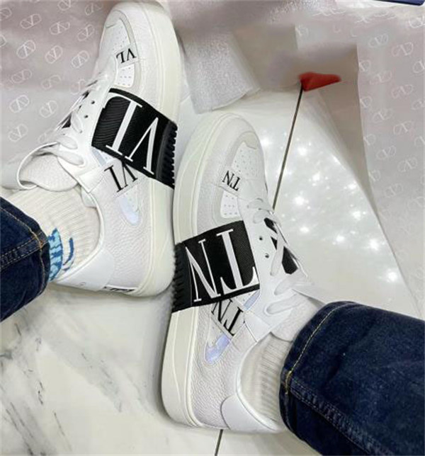 발렌티노 가라바니 VL7N 로우 스니커즈 화이트 블랙 VY2SOC58WRQ24P photo review
